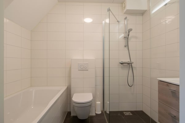 Foto van Bungalow in Renesse bij Noordzeestrand - Vakantiehuis in Renesse - BathRoom