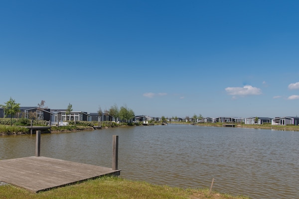 Foto van Chalet in Zeeland met Sauna aan het Water - Vakantiehuis in Wemeldinge - ViewSummer