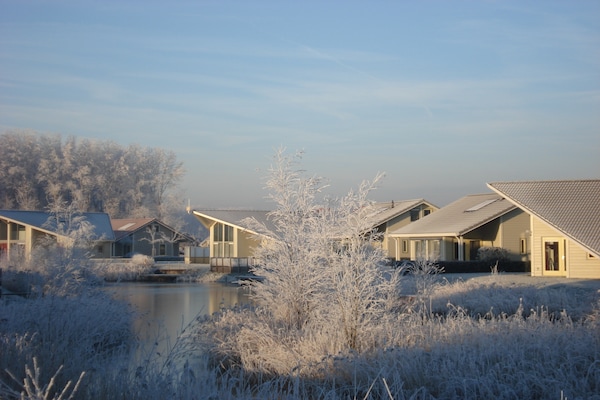 Foto van Ruim Huis in Nederland voor 8 Personen - Vakantiehuis in Kortgene - ExteriorWinter
