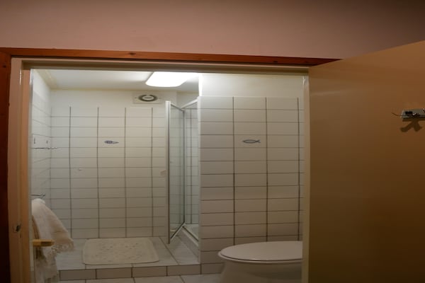 Foto van Knus familiehuis met heerlijke tuin. - Vakantiehuis in Kamperland - BathRoom