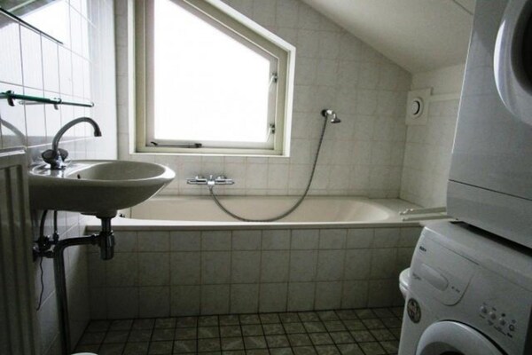 Foto van Bungalow in Breskens bij Strand en Zwembad - Vakantiehuis in Breskens - BathRoom