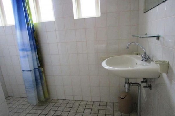 Foto van Bungalow in Breskens bij Strand en Zwembad - Vakantiehuis in Breskens - BathRoom