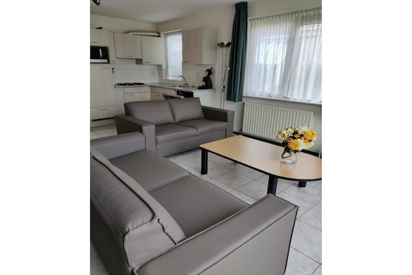 Foto van Bungalow in Breskens bij Strand en Zwembad - Vakantiehuis in Breskens - LivingRoom