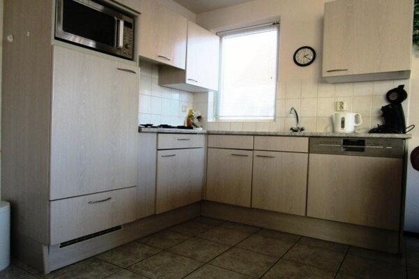 Foto van Bungalow in Breskens bij Strand en Zwembad - Vakantiehuis in Breskens - Kitchen