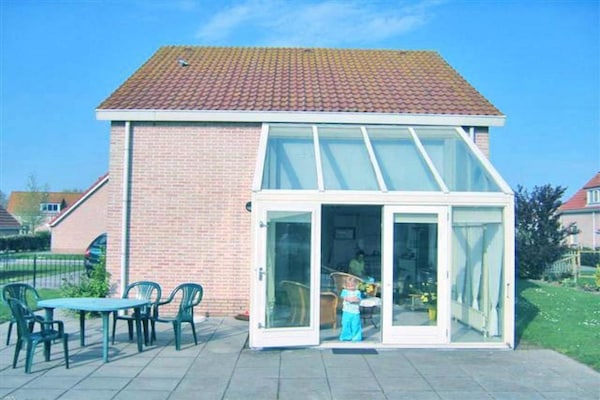 Foto van Bungalow in Breskens bij Strand en Zwembad - Vakantiehuis in Breskens - ExteriorSummer