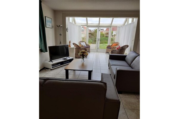 Foto van Bungalow in Breskens bij Strand en Zwembad - Vakantiehuis in Breskens - LivingRoom