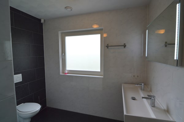 Foto van Comfort en ontspanning in dit charmante herenhuis. - BathRoom