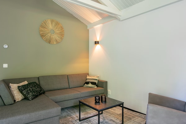 Foto van Chalet in Eindhoven bij Bospark 't Wolfsven - Vakantiehuis in Mierlo - LivingRoom