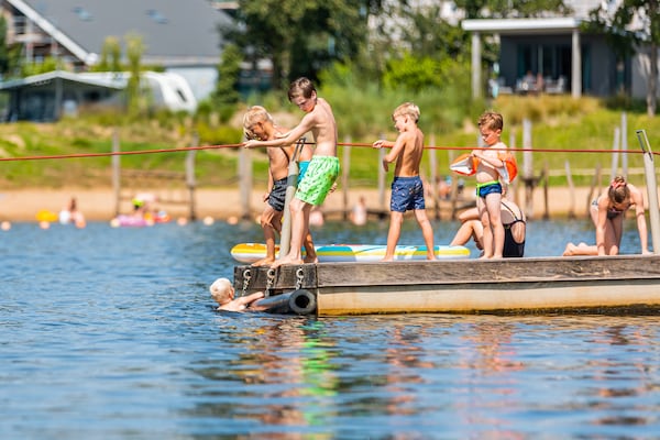 Foto van Luxe Lodge met Strandzicht - Vakantiehuis in Well - ParkFacilities