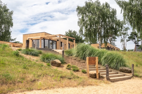 Foto van Luxe Lodge met Strandzicht - Vakantiehuis in Well - ExteriorSummer