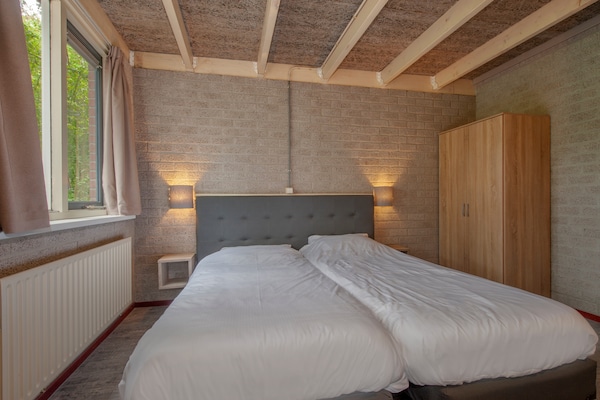 Foto van Bungalow in Weerterbergen met Haard - Vakantiehuis in Weert - BedRoom