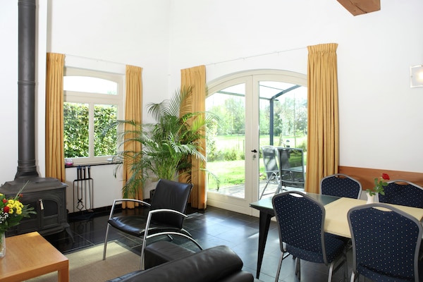 Foto van Koetshuis bij Roermond met tuin - Vakantiehuis in Sint Odilienberg - LivingRoom