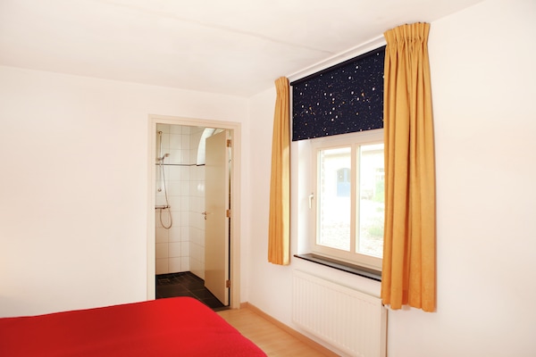 Foto van Koetshuis bij Roermond met tuin - Vakantiehuis in Sint Odilienberg - BedRoom
