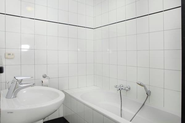 Foto van Koetshuis bij Roermond met tuin - Vakantiehuis in Sint Odilienberg - BathRoom