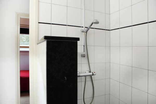 Foto van Koetshuis bij Roermond met tuin - Vakantiehuis in Sint Odilienberg - BathRoom