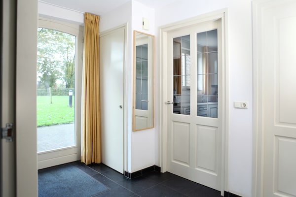 Foto van Koetshuis bij Roermond met tuin - Vakantiehuis in Sint Odilienberg - HallReception