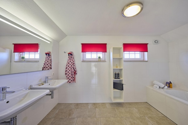 Foto van Boerderij in Limburg met Zwemparadijs - Vakantiehuis in Roggel - BathRoom