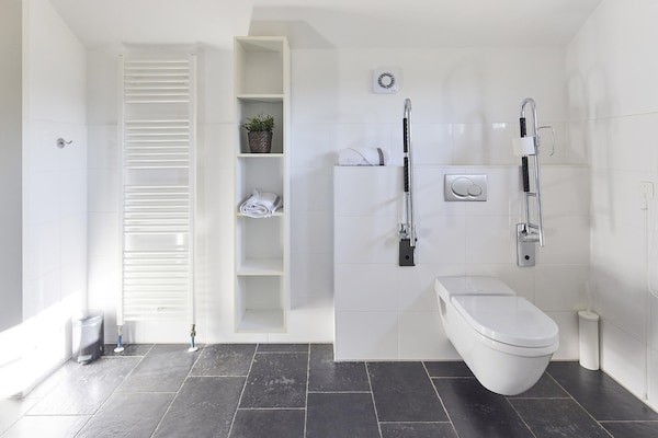 Foto van Boerderij in Limburg met Zwembad - Vakantiehuis in Roggel - BathRoom