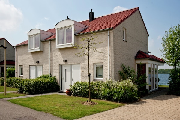 Foto van Villa met uitzicht op het meer - Vakantiehuis in Heel - ExteriorSummer