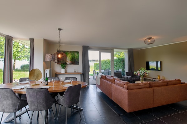 Foto van Villa met uitzicht op het meer - Vakantiehuis in Heel - LivingRoom