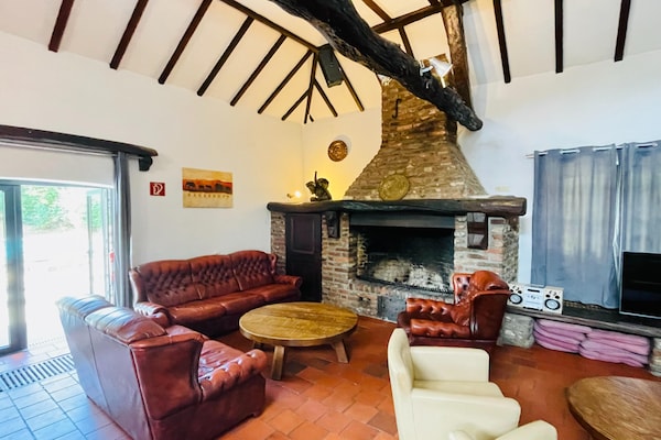 Foto van Boerderij in Sint Joost met Zwembad & BBQ - Vakantiehuis in Sint Joost - LivingRoom