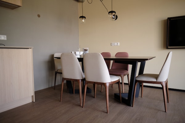 Foto van Leuke heuvellodge in Gulpen met geweldig uitzicht - Vakantiehuis in Gulpen - DiningRoom
