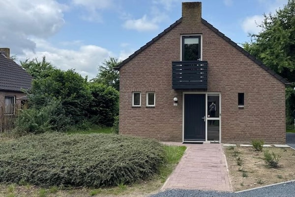 Foto van Bosretraite met zonneoplader - Vakantiehuis in Ewijk - ExteriorSummer