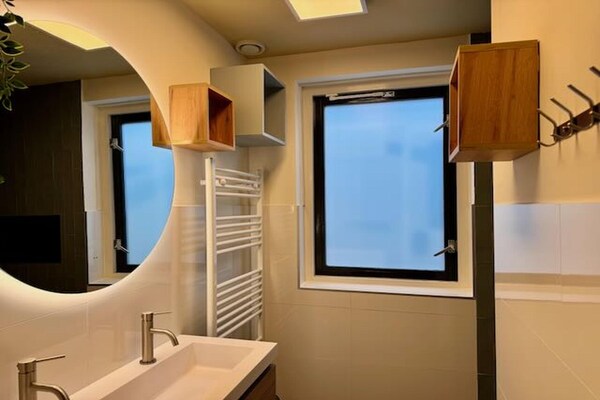 Foto van Bosretraite met zonneoplader - Vakantiehuis in Ewijk - BathRoom