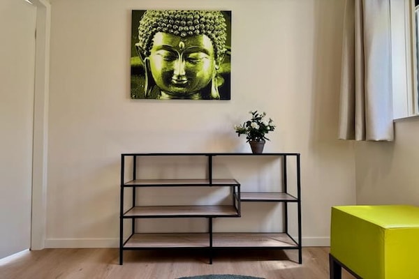 Foto van Bosretraite met zonneoplader - Vakantiehuis in Ewijk - Ambiance