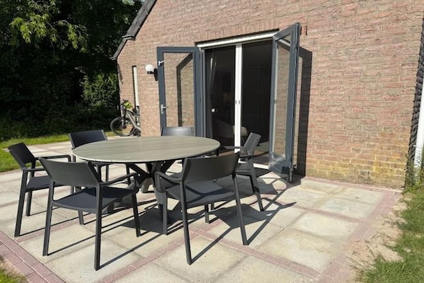 Foto van Bosretraite met zonneoplader - Vakantiehuis in Ewijk - TerraceBalcony