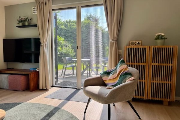 Foto van Bosretraite met zonneoplader - Vakantiehuis in Ewijk - LivingRoom