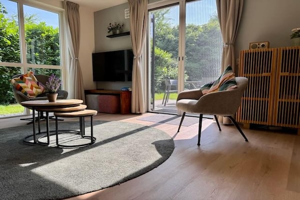 Foto van Bosretraite met zonneoplader - Vakantiehuis in Ewijk - LivingRoom