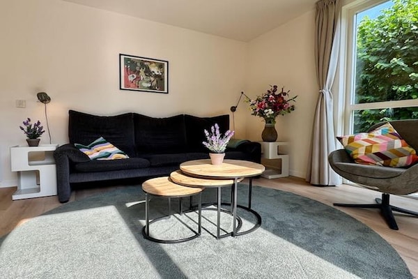 Foto van Bosretraite met zonneoplader - Vakantiehuis in Ewijk - LivingRoom