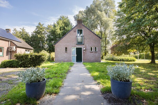 Foto van Bosbungalow voor 5 gasten in Ewijk - Vakantiehuis in Ewijk - ExteriorSummer