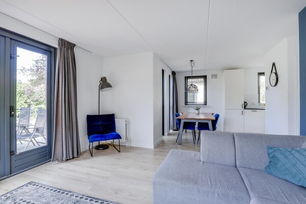 Foto van Bungalow aan het meer met tuin, geschikt voor 6 - Vakantiehuis in Ewijk - LivingRoom