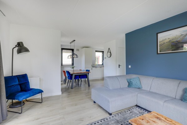 Foto van Bungalow aan het meer met tuin, geschikt voor 6 - Vakantiehuis in Ewijk - LivingRoom