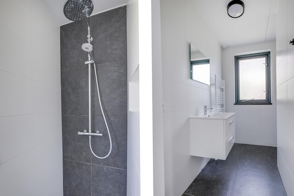 Foto van Bungalow aan het meer met tuin, geschikt voor 6 - Vakantiehuis in Ewijk - BathRoom