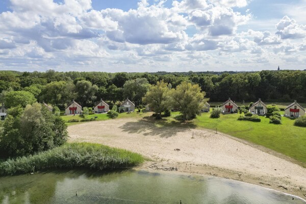 Foto van Bungalow aan het meer met tuin, geschikt voor 6 - Vakantiehuis in Ewijk - AreaSummer1KM