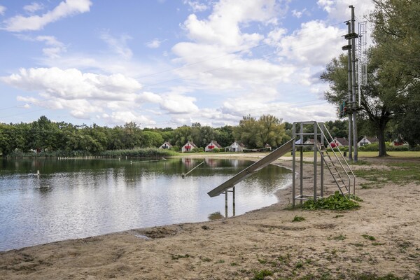 Foto van Bungalow aan het meer met tuin, geschikt voor 6 - Vakantiehuis in Ewijk - AreaSummer1KM