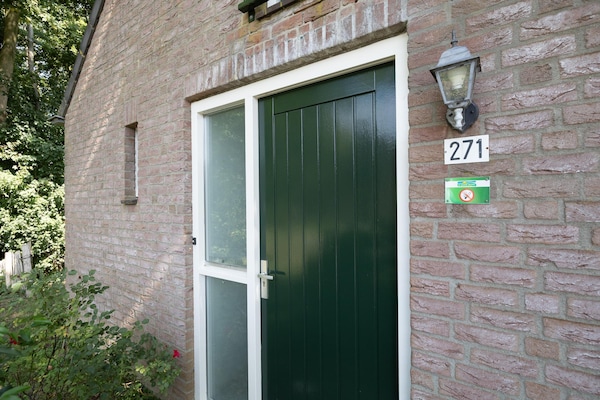 Foto van Bungalow in het bos voor 4 personen - Vakantiehuis in Ewijk - HallReception
