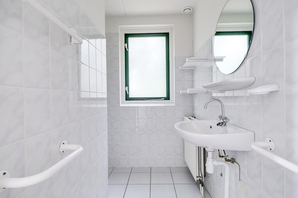 Foto van Bungalow in het bos voor 4 personen - Vakantiehuis in Ewijk - BathRoom