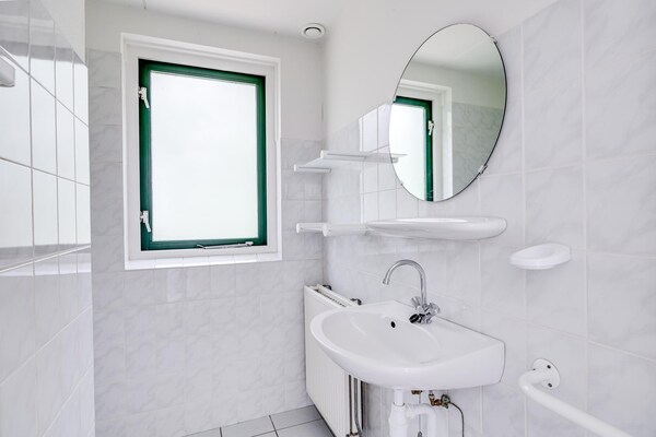 Foto van Bungalow in het bos voor 4 personen - Vakantiehuis in Ewijk - BathRoom