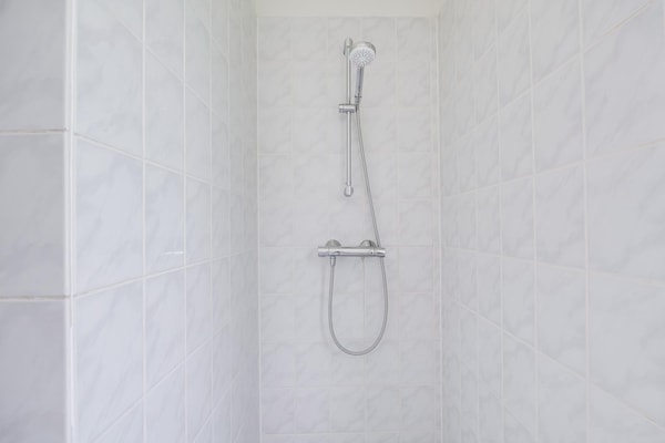 Foto van Bungalow in het bos voor 4 personen - Vakantiehuis in Ewijk - BathRoom