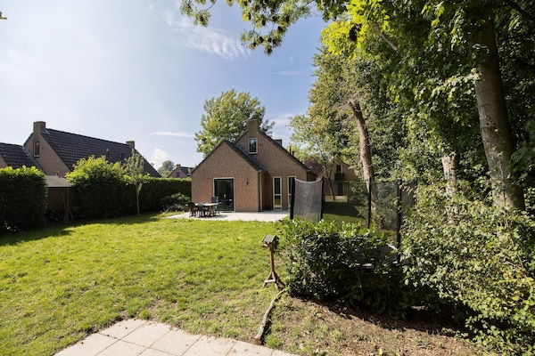 Foto van Bungalow in het bos voor 4 personen - Vakantiehuis in Ewijk - GardenSummer
