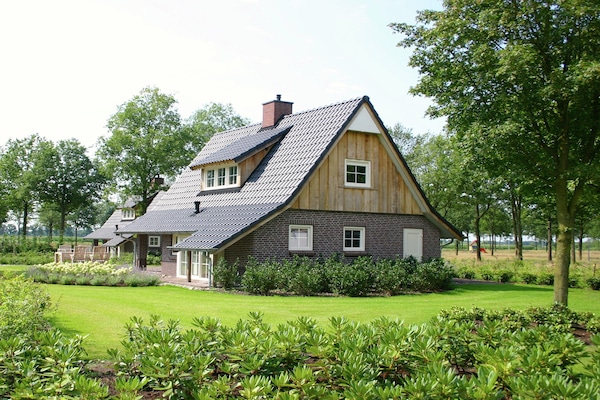 Foto van Spa Villa bij het Sallandse Bos - Vakantiehuis in Hellendoorn - ExteriorSummer