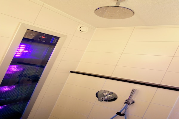 Foto van Spa Villa bij het Sallandse Bos - Vakantiehuis in Hellendoorn - BathRoom
