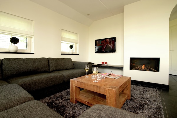 Foto van Spa Villa bij het Sallandse Bos - Vakantiehuis in Hellendoorn - LivingRoom
