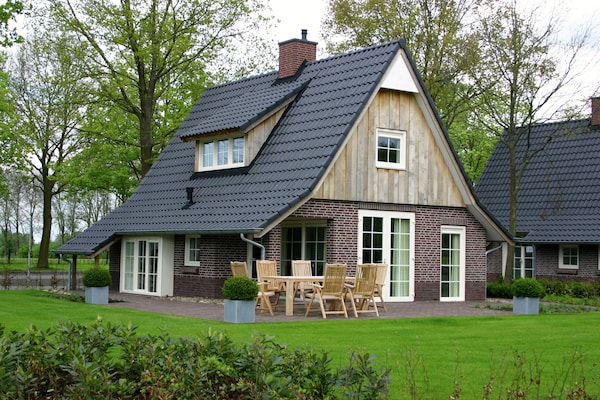 Foto van Spa Villa bij het Sallandse Bos - Vakantiehuis in Hellendoorn - ExteriorSummer