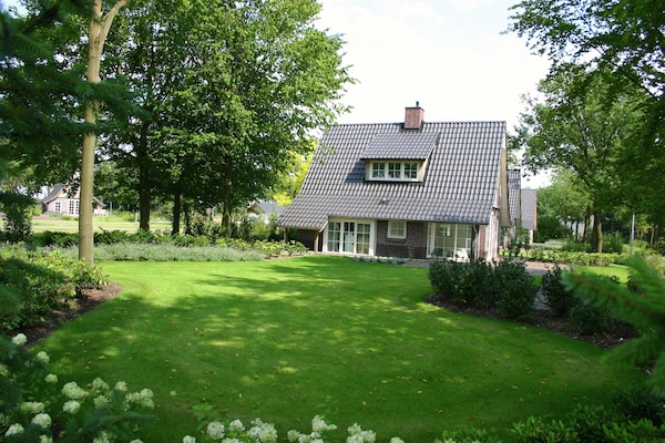 Foto van Spa Villa bij het Sallandse Bos - Vakantiehuis in Hellendoorn - ExteriorSummer