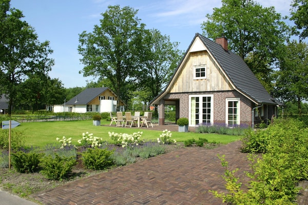 Foto van Spa Villa bij het Sallandse Bos - Vakantiehuis in Hellendoorn - ExteriorSummer